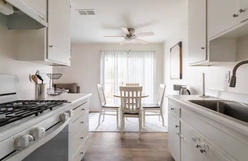 Riverside Apartment | 2bdrms+parking+lovely backyard