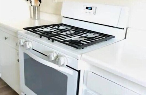 Riverside Apartment | 2bdrms+parking+lovely backyard