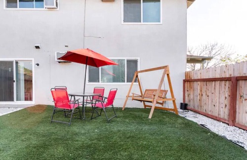 Riverside Apartment | 2bdrms+parking+lovely backyard