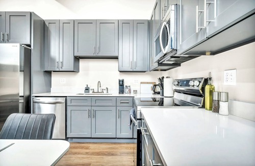 Cleveland Apartment | 2Bed 1Bath 10 Min to DT Ping Pong