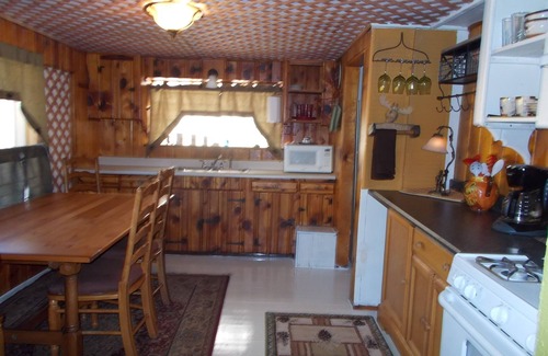Drake Cabin | 2bed 1bath unit with deck and hot tub, on the river 5 min to Estes park