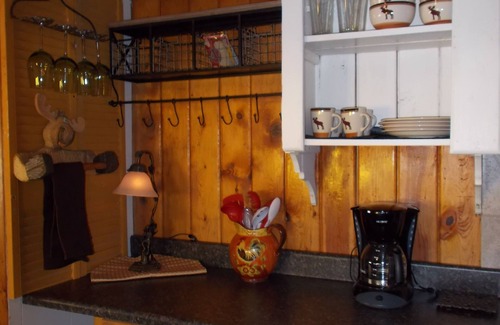 Drake Cabin | 2bed 1bath unit with deck and hot tub, on the river 5 min to Estes park