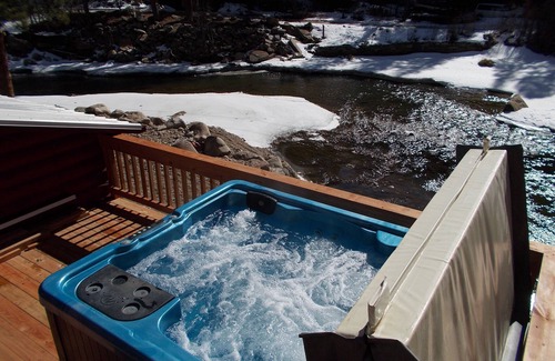 Drake Cabin | 2bed 1bath unit with deck and hot tub, on the river 5 min to Estes park