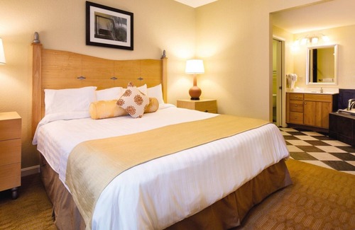 Ocean Drive Resort | 2Bed/2Bath - Myrtle Beach Treasure! Complete with Jetted Tub, Pools, and Bar!