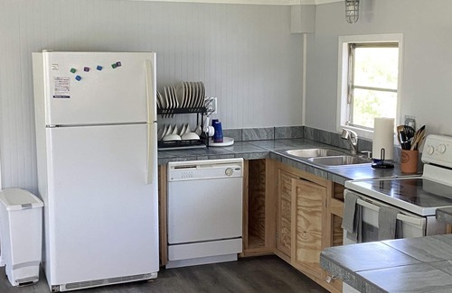 Diamond City House | 2br 1 bath lake getaway 1 block from lake, easy walk