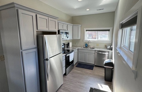 Milwaukee Apartment | 2BR apt w/laundry + parking