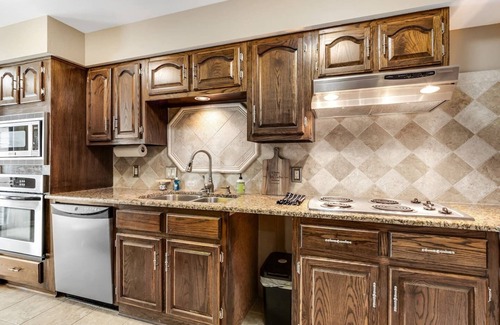 Lake Hamilton Condo | 2BR Condo with Hot Tub & Pool