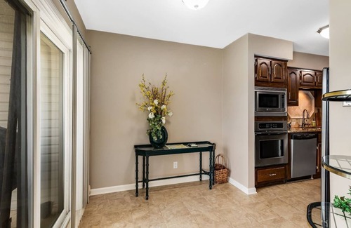 Lake Hamilton Condo | 2BR Condo with Hot Tub & Pool