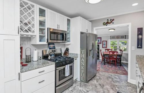 Rosewood House | 2BR Cottage - Minutes from USC