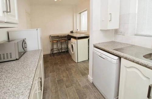 Bradford House | 2BR Home/Garden/Patio/City Access/6 Guests
