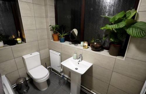 Ipswich House | 2BR Home W/en-suite toilet, Town Centre Ipswich.