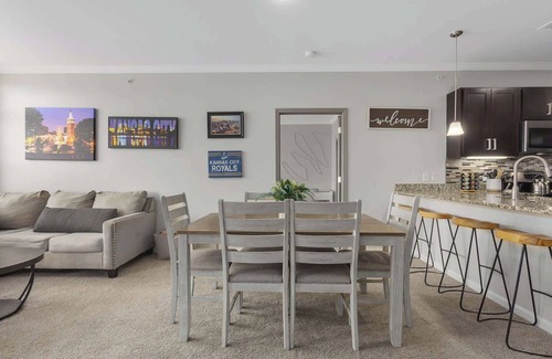 Overland Park Apartment | 2BR+KingBeds|Mins to DT KC|Shops|Great Amenities!