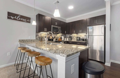 Overland Park Apartment | 2BR+KingBeds|Mins to DT KC|Shops|Great Amenities!