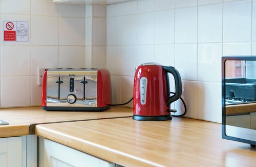 Belfast City Centre Apartment | 2BR Next to City Centre & Queens Uni w/Spa Bath!| Pass the Keys