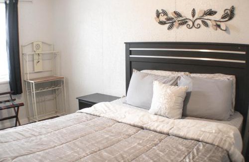 Marshall-Shadeland Apartment | 2BR - Parking - 5 Min to North Shore!