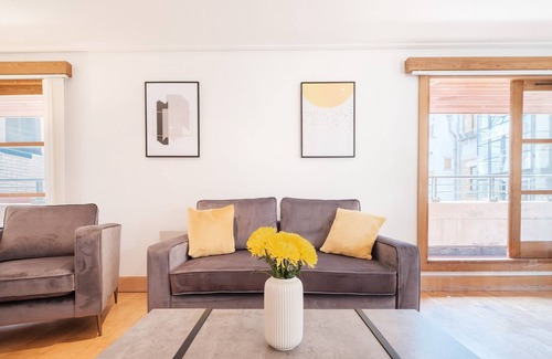 The City of London Apartment | 2BR Penthouse with Terrace in the Heart of Holborn