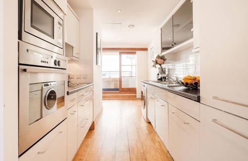 The City of London Apartment | 2BR Penthouse with Terrace in the Heart of Holborn