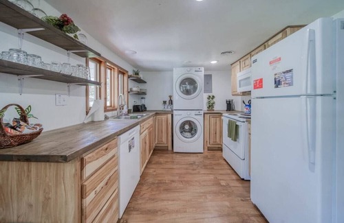 St. James House | 2BR | Pet-Friendly | Fenced Yard | Near Wineries