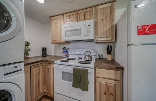 St. James House | 2BR | Pet-Friendly | Fenced Yard | Near Wineries