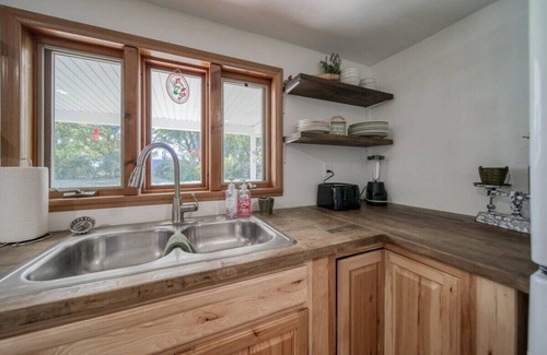 St. James House | 2BR | Pet-Friendly | Fenced Yard | Near Wineries