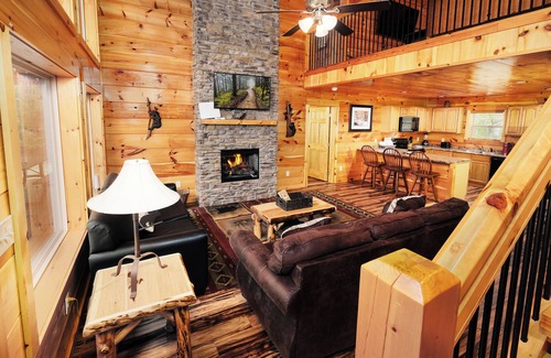 Pigeon Forge Cabin | 2BR, sleeps up to 10, less than 8 minutes to Dollywood, Island, Parkway!