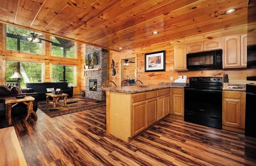 Pigeon Forge Cabin | 2BR, sleeps up to 10, less than 8 minutes to Dollywood, Island, Parkway!