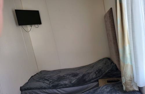 Clacton-on-Sea Cabin | 2BR-Sleeps6-Fireplace-Parking-Patio-Seaside