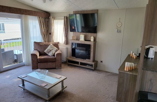 Clacton-on-Sea House | 2br-sleeps6-fireplace-parking-patio-seaside