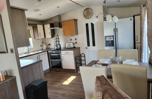 Clacton-on-Sea House | 2br-sleeps6-fireplace-parking-patio-seaside