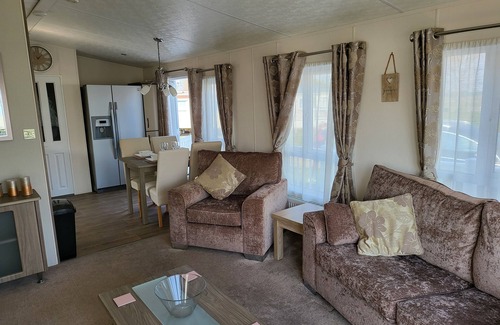 Clacton-on-Sea House | 2br-sleeps6-fireplace-parking-patio-seaside