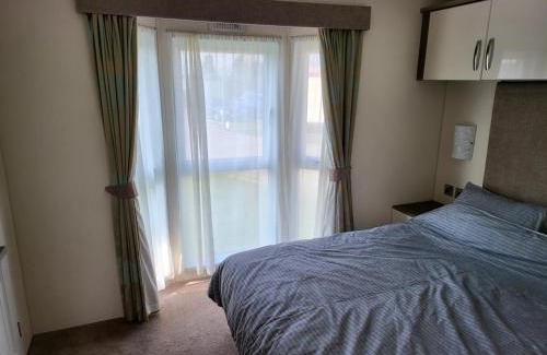 Clacton-on-Sea House | 2BR-Sleeps6-Fireplace-Parking-Patio-Seaside