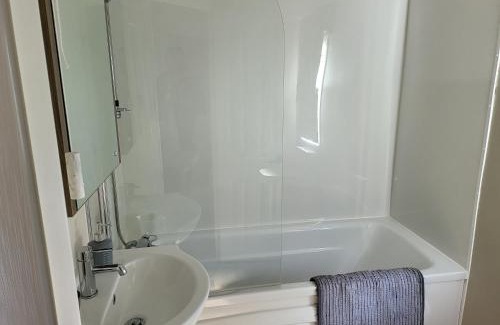 Clacton-on-Sea House | 2BR-Sleeps6-Fireplace-Parking-Patio-Seaside