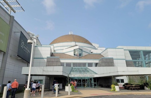 DeBaliviere Place Apartment | 2BR W&D 6th FloorMins to Forest Park, CWE