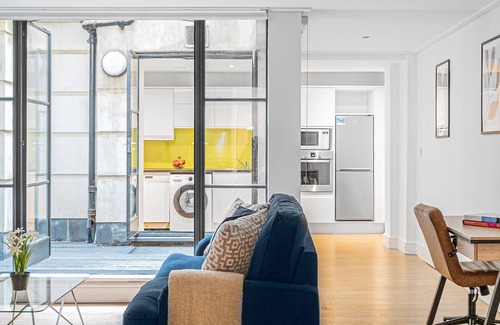 The City of London Apartment | 2BR with Patio in the Heart of Holborn