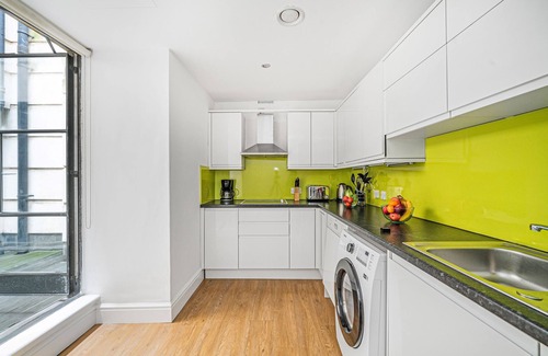 The City of London Apartment | 2BR with Patio in the Heart of Holborn