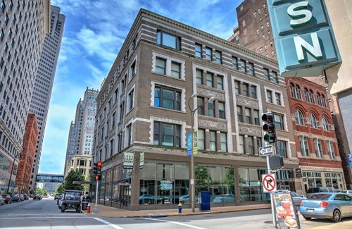 Downtown St. Louis Apartment | 2BR with W&D Mins To Americas Ctr STL Downtown