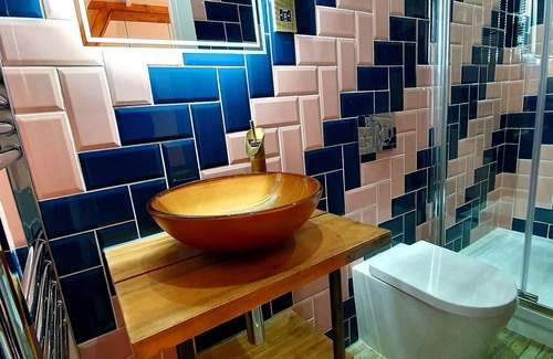 Islington Hotel | 2nd floor deluxe large jacuzzi ensuite - Angel, N1