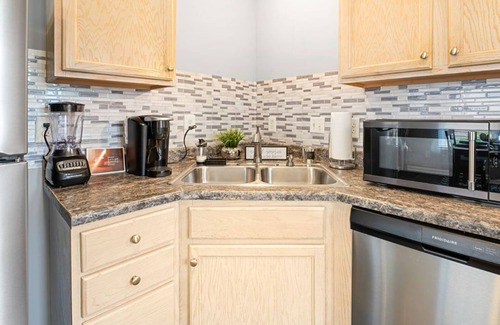 Greensboro House | 3-5 Mins from Downtown Cozy Clean & Newly Renovated 2 level Home