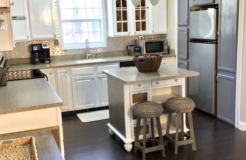 Cape Girardeau House | 3+ acre Home: Pool Table, Putt-Putt, 4 miles to Downtown and SEMO, Summer Pool