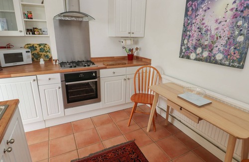 Llanelli House | 3 AELYBRYN, pet friendly, country holiday cottage in Pwll