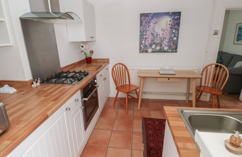 Llanelli House | 3 AELYBRYN, pet friendly, country holiday cottage in Pwll