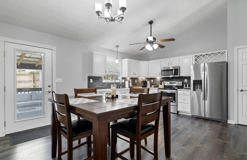 Paducah House | 3 Bed/2 Bath Modern 1400 sq ft Home in Quiet Paducah Neighborhood near winery.