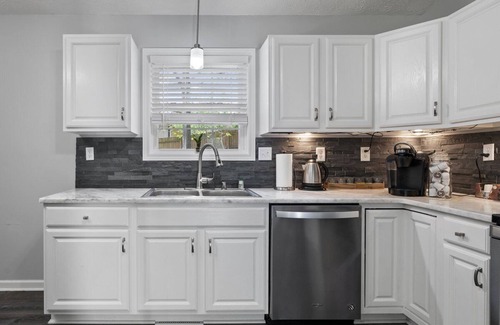 Paducah House | 3 Bed/2 Bath Modern 1400 sq ft Home in Quiet Paducah Neighborhood near winery.