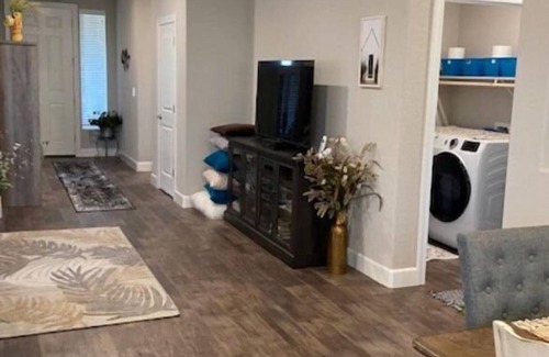 Fernley House | 3 bed / 2 bath with Office Beautifully Appointed Home on 9th Fairway in Fernley