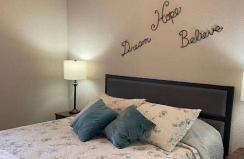 Fernley House | 3 bed / 2 bath with Office Beautifully Appointed Home on 9th Fairway in Fernley