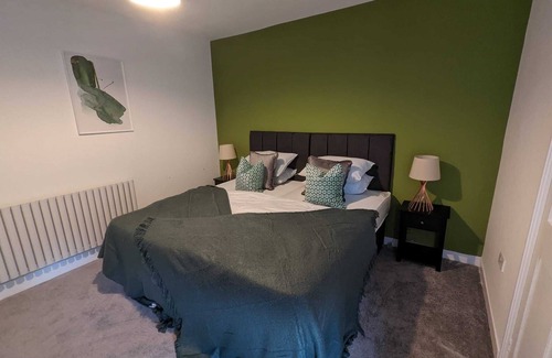 Runnymede House | 3 Bed 2 Lounge House up to 40pc off Monthly in Addlestone by Angel and Ken