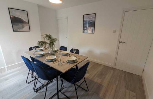 Runnymede House | 3 Bed 2 Lounge House up to 40pc off Monthly in Addlestone by Angel and Ken