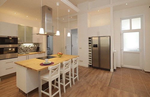 Belso-Ferencvaros Apartment | 3 Bed & 3 Bath, Huge, Free Parking, City centre for families and groups