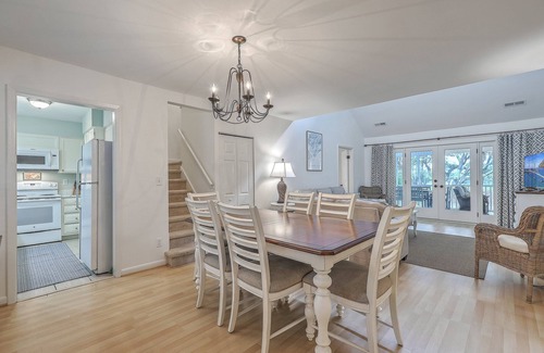 Tarpon Pond Cottage | 3 bed 3 bath with loft near everything. Pets welcome.