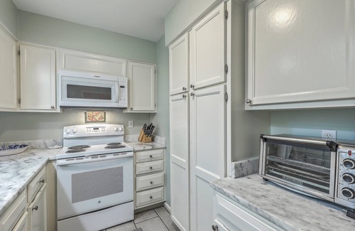 Tarpon Pond Cottage | 3 bed 3 bath with loft near everything. Pets welcome.